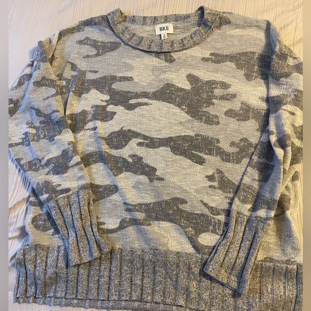BKE grey camo print long sleeve ribbed cuff sweater top, size small